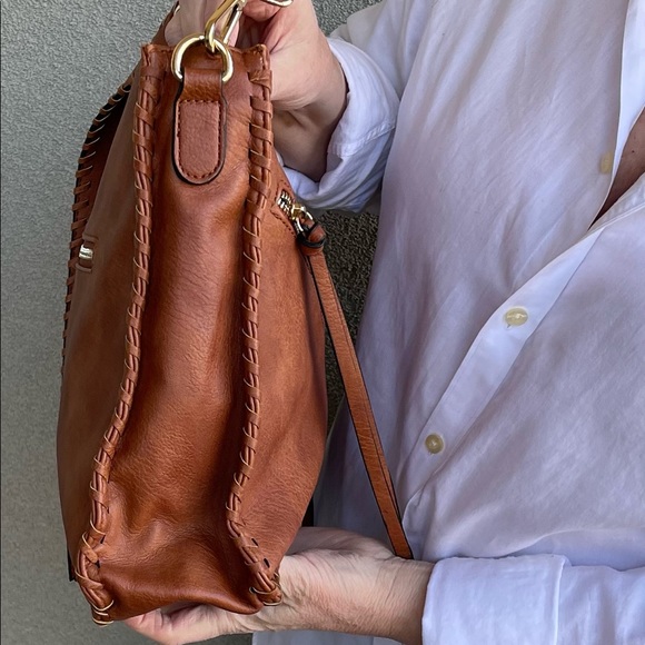 Beautiful faux leather crossbody bag. Excellent condition like new - Picture 6 of 11